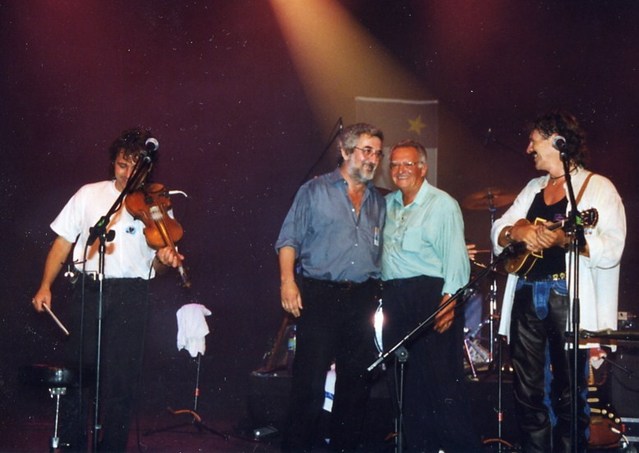 1999, Déferlantes Francophones : entourés par le groupe Suroît, Maurice Segall et Claude Eloi, adjoint à la culture de Capbreton 1999, Déferlantes Francophones : entourés par le groupe Suroît, Maurice Segall et Claude Eloi, adjoint à la culture de Capbreton