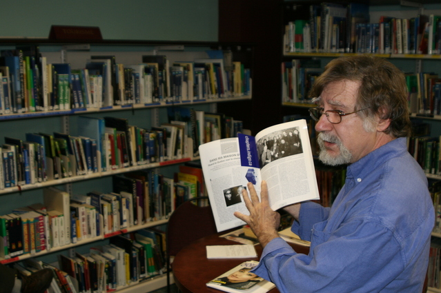 13 novembre 2007 : Pierre Jobin présente le dossier sur la Maison de la Chanson lors d'une soirée de soutien à Chorus à l'Espace France, Québec (Photo Albert Weber) 13 novembre 2007 : Pierre Jobin présente le dossier sur la Maison de la Chanson lors d'une soirée de soutien à Chorus à l'Espace France, Québec (Photo Albert Weber)